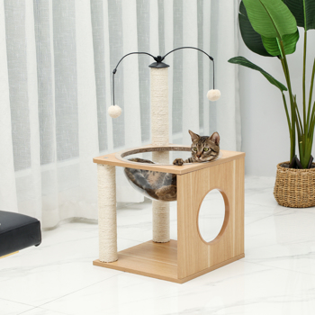 米色猫台带有透明躺窝，剑麻猫抓柱，和毛绒吊球，适合中小型猫娱乐，休息