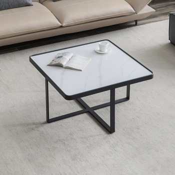 极简主义方形咖啡桌，黑色金属框架与岩板桌面
